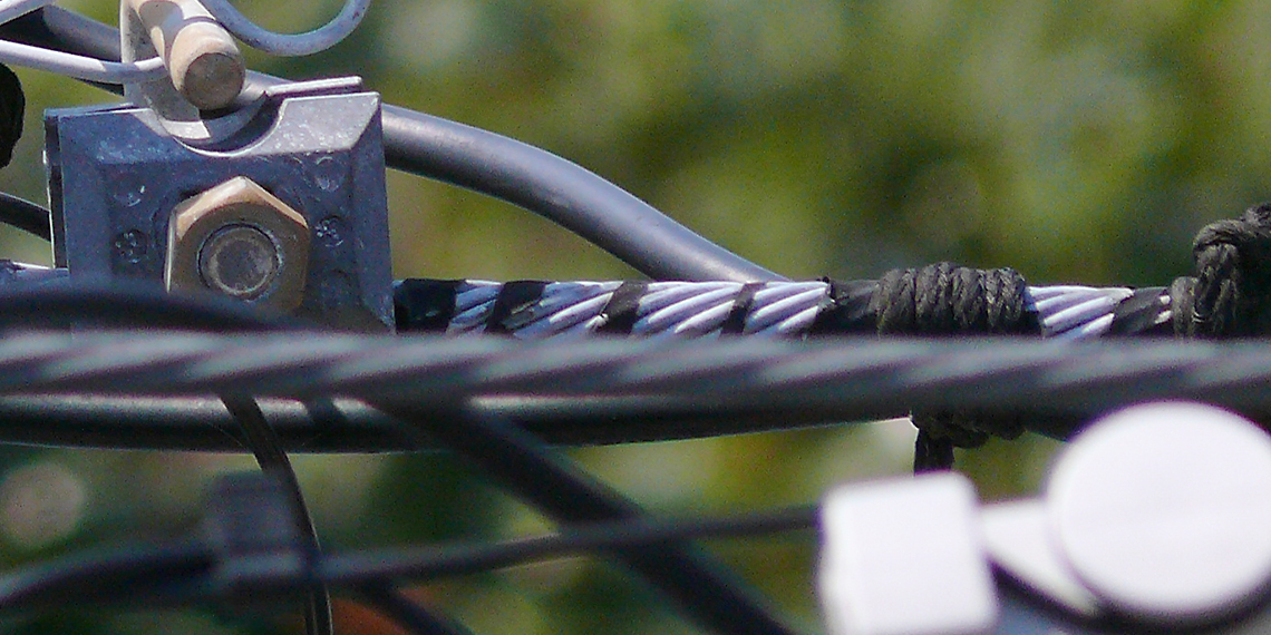 「クレモナ紐」は、耐久性・柔軟性・再利用性の面で非常に優れており、屋外工事や長期使用に最適です