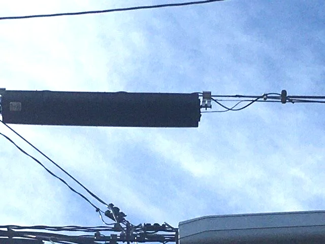 電柱のクロージャー（接続箱）から光回線が分岐する起点